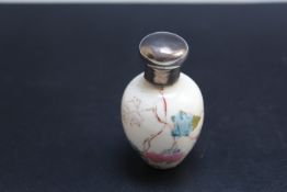 A SMALL PORCELAIN SCENT BOTTLE, H 5.5 cm