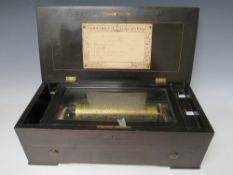 A 19TH CENTURY SWISS MUSIC BOX IN SIMULATED ROSEWOOD CASE, playing six airs, W 43 cm