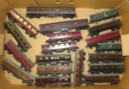 A SELECTION OF VARIOUS HORNBY, HORNBY DUBLO AND TRIX MODEL RAILWAY COACHES