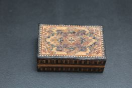 A TUNBRIDGE WARE STAMP BOX, W 6.5 cm