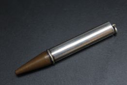 AN UNUSUALLY LARGE HALLMARKED SILVER PROPELLING PENCIL - BIRMINGHAM 1909, L 11 cm