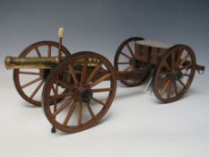 AN EARLY 20TH CENTURY DESK CANNON, with brass barrel, ramrod and trailer, barrel L 21 cm, trailer