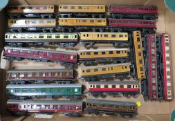 A MIXED SELECTION OF HORNBY AND TRIX MODEL RAILWAY CARRIAGES