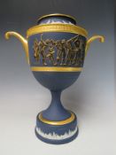 A WEDGWOOD GILT AND DEEP BLUE JASPERWARE TROPHY - 'GENE SARAZEN CUP', the twin handled lidded trophy