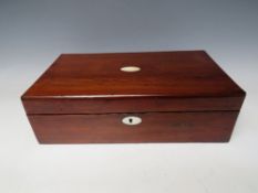 A 19TH CENTURY MAHOGANY WRITING SLOPE, W 40 cm