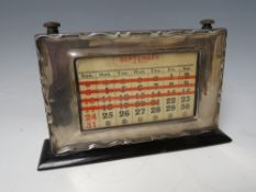 A HALLMARKED SILVER MOUNTED DESK CALENDAR, Birmingham 1925, H 13 cm, W 21 cm
