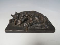 A BRONZE SCULPTURE DEPICTING CATS BEARING SIGNATURE A M CHAPLIN, L 15.5 cm