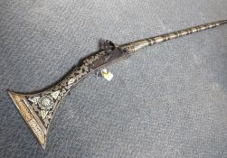 A 19TH CENTURY EASTERN FLINTLOCK RIFLE, with bone inlay and white metal decoration, having metal