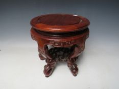 AN ORIENTAL CARVED HARDWOOD JARDINIAIRE STAND, H 27 cm, Dia. 28 cm