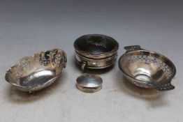 A SMALL COLLECTION OF HALLMARKED SILVER CONSISTING OF A SMALL PIERCED TWIN HANDLED DISH - BIRMINGHAM