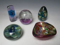A COLLECTION OF GLASS PAPERWEIGHTS, to include a Mdina and an early Caithness example - H 12.8 cm,