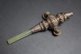 A HALLMARKED CHESTER SILVER BABYS RATTLE AND WHISTLE - 1909, L 10.5 cm