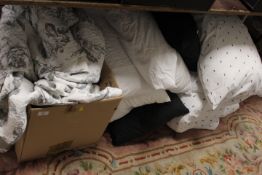 A QUANTITY OF EX SHOW HOME BEDDING TO INCLUDE DUVET, PILLOW CASES & FLORAL THROW