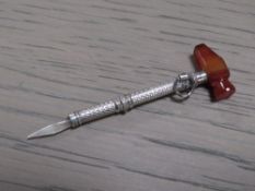 AN ANTIQUE SILVER AND AGATE NOVELTY TOOTH PICK