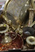 A TRAY OF ASSORTED METALWARE TO INCLUDE INDIAN VASES, COPPER PAN, ETC