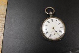 A GENTLEMANS ANTIQUE SILVER POCKET WATCH