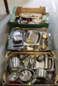 THREE TRAYS OF ASSORTED METALWARE TO INCLUDE BRASS, COPPER AND SILVER PLATED ITEMS ETC
