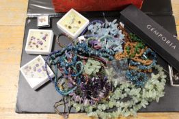A QUANTITY OF ASSORTED LOOSE GEM STONES AND POLISHED SEMI PRECIOUS/AGATE BEAD NECKLACES