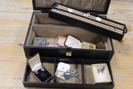 A JEWELLERY BOX AND ASSORTED CONTENTS