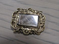 AN ANTIQUE 19TH CENTURY MOURNING BROOCH