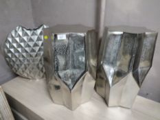 A PAIR OF MODERN METALLIC STOOLS H-48.5 CM AND A SIMILAR VASE (3)