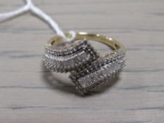 A HALLMARKED 9 CARAT GOLD SPLIT BAND DIAMOND CLUSTER RING, approximate weight 3.3 g, ring size S