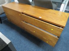 A PAIR OF MODERN THREE DRAWER CHESTS W-80 CM (2)