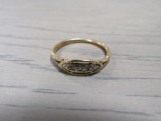 AN 18CT GOLD ILLUSION SET STONES RING WITH