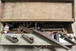 A GREY PAINTED WOODEN CARPENTERS TOOLBOX CONTAINING VARIOUS TOOLS AND PLANERS