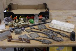 A TRAY OF ASSORTED COLLECTABLES TO INCLUDE A VINTAGE BAYONET - A/F AND HANGING SET OF BELLS ETC..