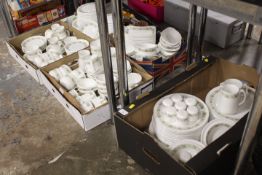 A LARGE QUANTITY OF RETRO STYLE WEDGWOOD BONE CHINA HOTEL WARE TEA AND DINNERWARE TO INCLUDE