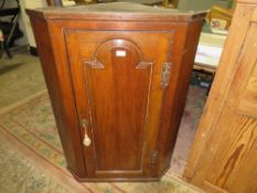 AN ANTIQUE OAK HANGING CORNED CUPBOARD