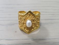 A CONTINENTAL 22 CT GOLD RING SET WITH SINGLE PEARL STAMPED 22K - APPROX 4.2 G