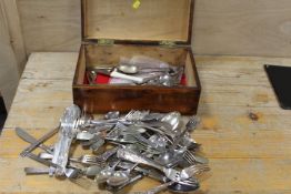 A BOX OF ASSORTED FLATWARE TO INCLUDE EPNS EXAMPLES