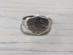 AN ANTIQUE SILVER ROYAL ARTILLERY SIGNET RING