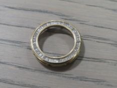 A LADIES 9CT GOLD CIRCULAR DIAMOND SET CIRCULAR PENDANT
