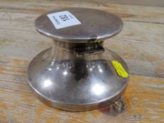 A HALLMARKED SILVER DESK INKWELL WITH SECTION TO HINGED LID FOR A POCKET WATCH