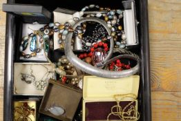 A SELECTION OF ASSORTED COSTUME JEWELLERY TO INCLUDE PEARL NECKLACE ETC..