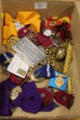 A TRAY OF ASSORTED MEDALS AND COLLECTABLES TO INCLUDE MASONIC REGALIA ETC...