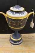 A WEDGWOOD GILT AND DEEP BLUE JASPERWARE TROPHY - 'GENE SARAZEN CUP', the twin handled lidded trophy