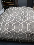 A MODERN WOOLEN RUG WITH A LATTICE DESIGN 160 X 230 CM