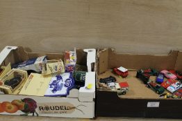 TWO SMALL TRAYS OF TOY CARS TO INCLUDE LLEDO BOXED EXAMPLES