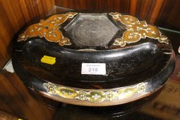 A VINTAGE BRASS MOUNTED COROMANDEL ? DESK TIDY WITH INKWELL (DAMAGED)