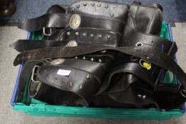 A TRAY OF ASSORTED LEATHER WARE TO INCLUDE SADDLE BAG, BELT ETC