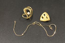 A HALLMARKED 9CT GOLD GOODYEAR ADVERTISING BROOCH TOGETHER WITH A YELLOW METAL PIN BROOCH ETC