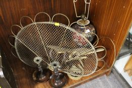 A SELECTION OF BRASS ETC TO INCLUDE A TABLE LAMP