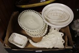 A SMALL TRAY OF CREAMWARE CERAMICS TO INCLUDE A WALL POCKET