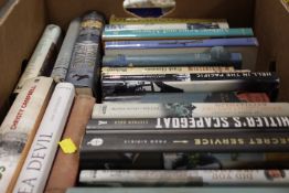 A TRAY OF MAINLY HARDBACK BOOKS TO INCLUDE ARMS AND ARMOUR