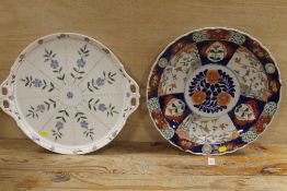 A PORCELAIN TWIN HANDLED TRAY TOGETHER WITH AN IMARI STYLE CHARGER (2)