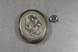 AN ANTIQUE JET LOCKET